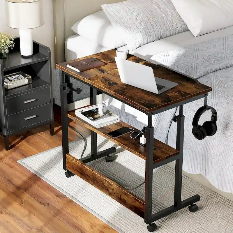 Bureau portable réglable en hauteur marron/gris/noir avec roulettes pivotantes, plateau inclinable et station de recharge intégrée, 1 personne