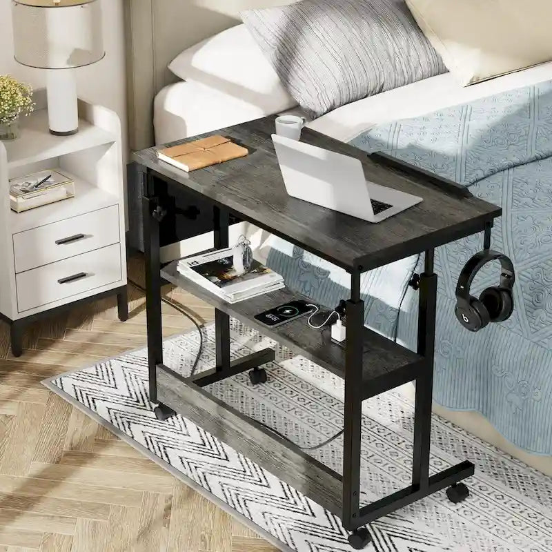 Bureau portable réglable en hauteur marron/gris/noir avec roulettes pivotantes, plateau inclinable et station de recharge intégrée, 1 personne