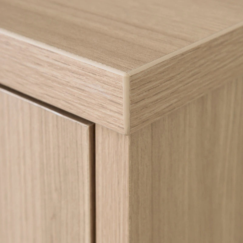 Bureau d'ordinateur de style scandinave en noyer naturel / blanc / orme clair avec barre d'alimentation intégrée et 3 tiroirs, 1 personne