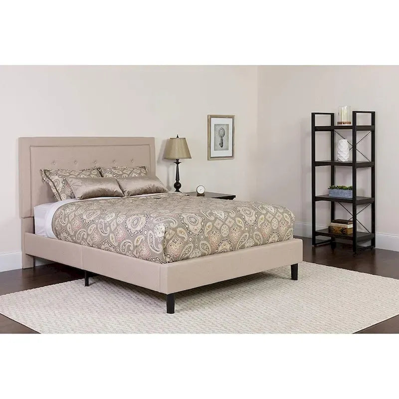 Cadre de lit plateforme Queen tapissé beige avec tête de lit capitonnée et garniture cloutée, 15 lattes de bois, 1 personne