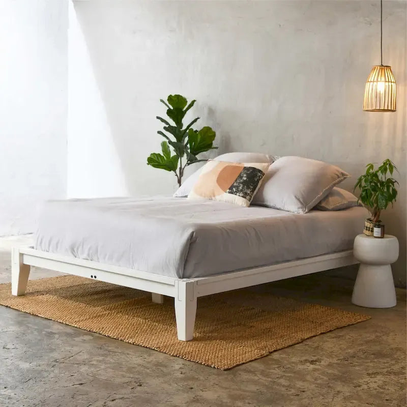 Lit bas plateforme en bois massif style Mid-Century avec assemblages japonais et lattes en bois, King, 2 personnes, Blanc / Noir / Marron