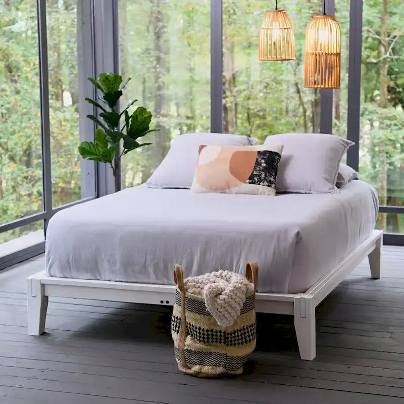 Lit bas plateforme en bois massif style Mid-Century avec assemblages japonais et lattes en bois, King, 2 personnes, Blanc / Noir / Marron
