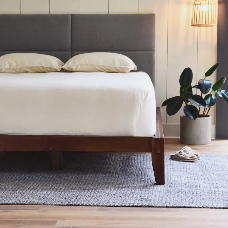 Lit bas plateforme en bois massif style Mid-Century avec assemblages japonais et lattes en bois, King, 2 personnes, Blanc / Noir / Marron