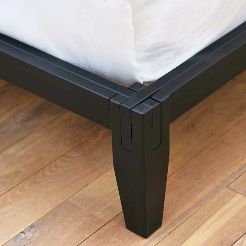 Lit bas plateforme en bois massif style Mid-Century avec assemblages japonais et lattes en bois, King, 2 personnes, Blanc / Noir / Marron