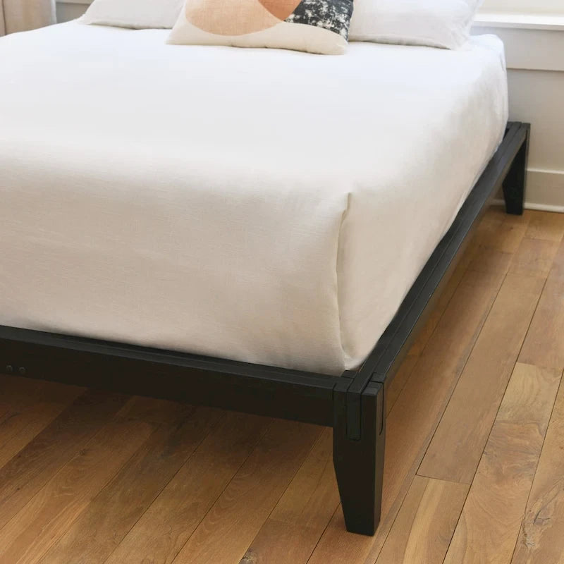 Lit bas plateforme en bois massif style Mid-Century avec assemblages japonais et lattes en bois, King, 2 personnes, Blanc / Noir / Marron