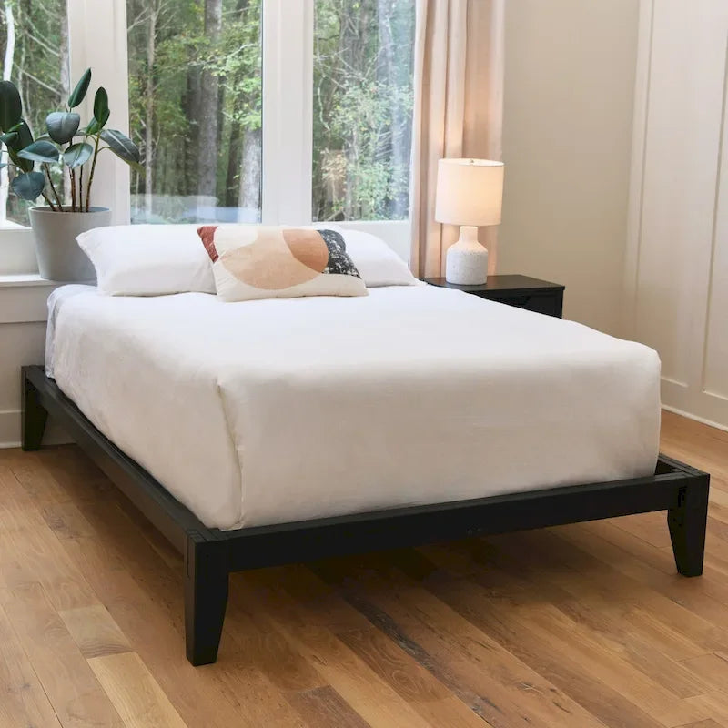Lit bas plateforme en bois massif style Mid-Century avec assemblages japonais et lattes en bois, King, 2 personnes, Blanc / Noir / Marron