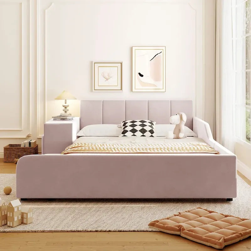 Lit plateforme pleine grandeur à profil bas en velours beige/gris/rose avec bureau de chevet et tabouret rond, 2 personnes