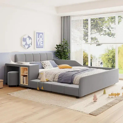 Lit plateforme pleine grandeur à profil bas en velours beige/gris/rose avec bureau de chevet et tabouret rond, 2 personnes