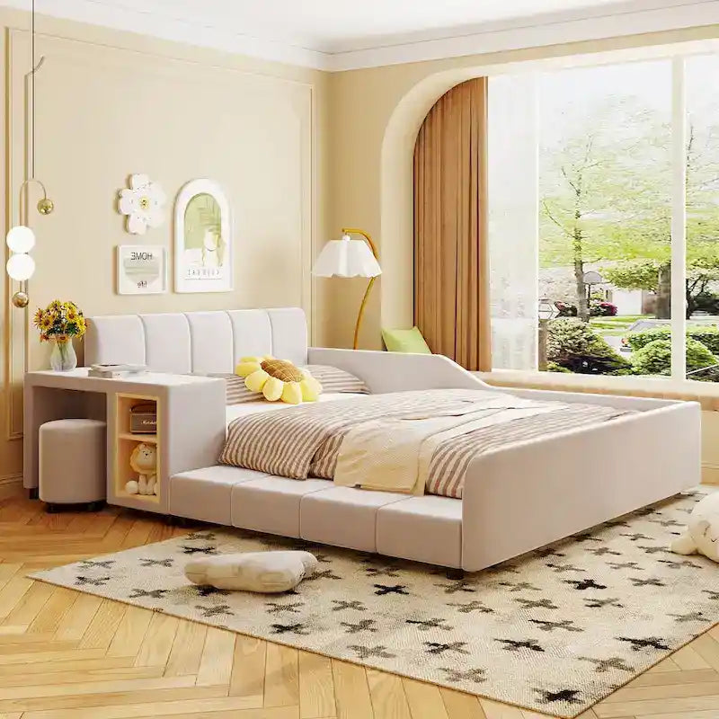 Lit plateforme pleine grandeur à profil bas en velours beige/gris/rose avec bureau de chevet et tabouret rond, 2 personnes