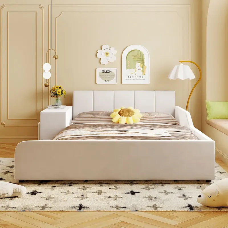 Lit plateforme pleine grandeur à profil bas en velours beige/gris/rose avec bureau de chevet et tabouret rond, 2 personnes
