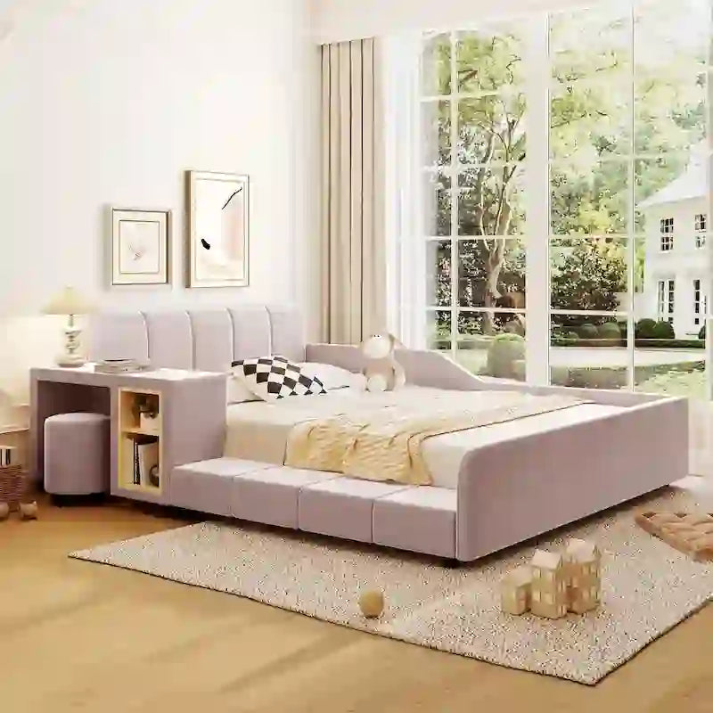 Lit plateforme pleine grandeur à profil bas en velours beige/gris/rose avec bureau de chevet et tabouret rond, 2 personnes