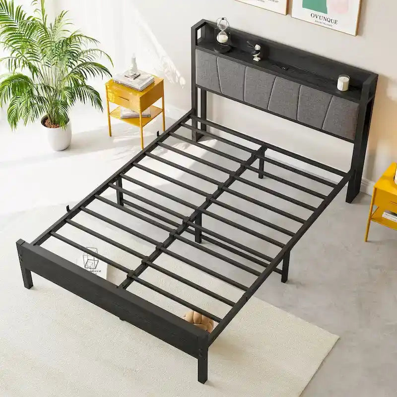 Lit double plateforme noir avec tête de lit rembourrée grise avec rangement et station de recharge, 2 personnes