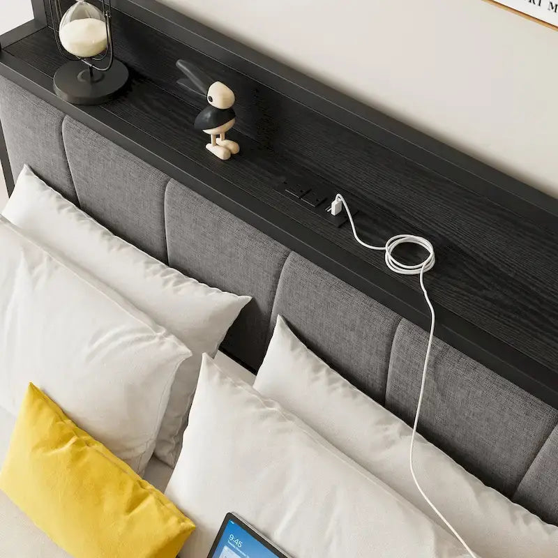 Lit double plateforme noir avec tête de lit rembourrée grise avec rangement et station de recharge, 2 personnes