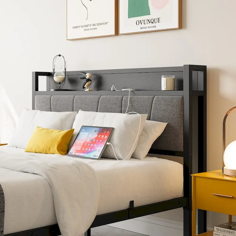 Lit double plateforme noir avec tête de lit rembourrée grise avec rangement et station de recharge, 2 personnes