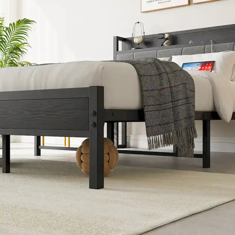 Lit double plateforme noir avec tête de lit rembourrée grise avec rangement et station de recharge, 2 personnes