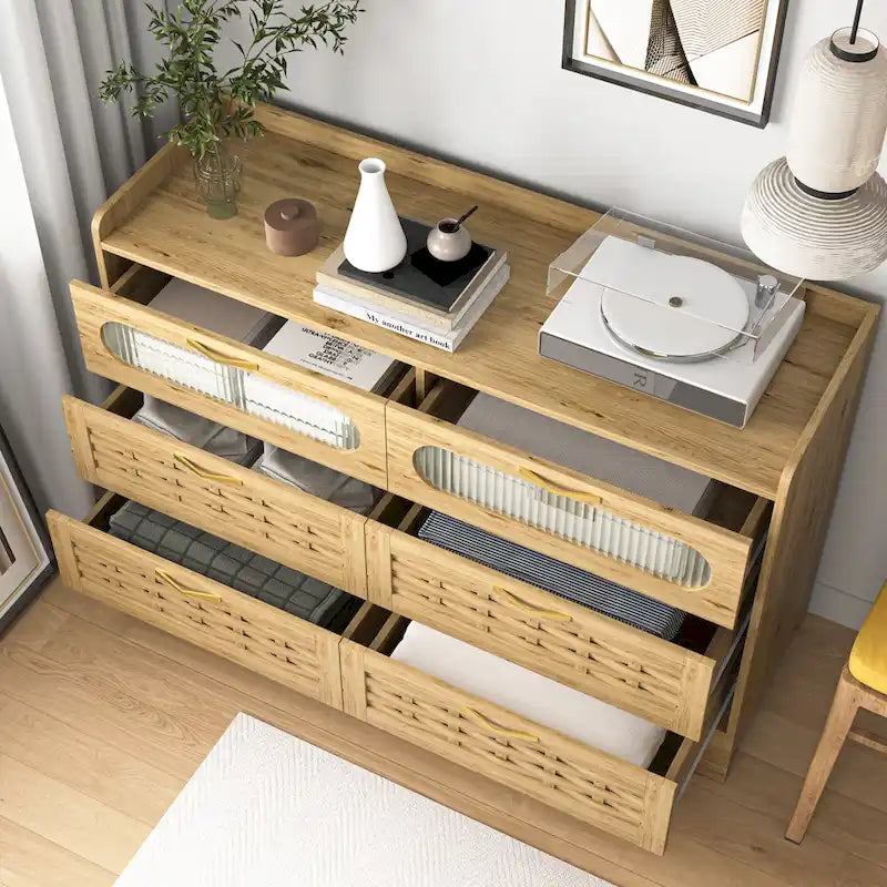 Commode moderne en MDF plaqué bois naturel et doré avec de grands tiroirs, un plateau tissé, une porte en acrylique et des glissières à billes, 2 tailles