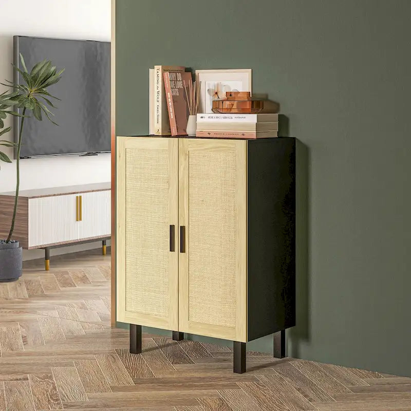 Buffet bohème noir/blanc avec 2 portes en rotin tressé, 3 étagères réglables et base surélevée, 1 personne